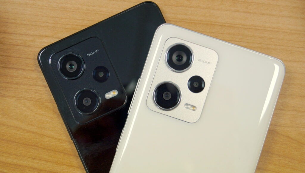 Xiaomi Redmi Note 12 Pro 5G y Note 12 Pro Plus 5G sobre una mesa