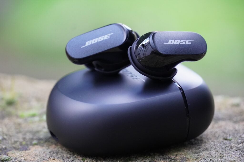 Bose QuietComfort Earbuds II en la parte superior del estuche