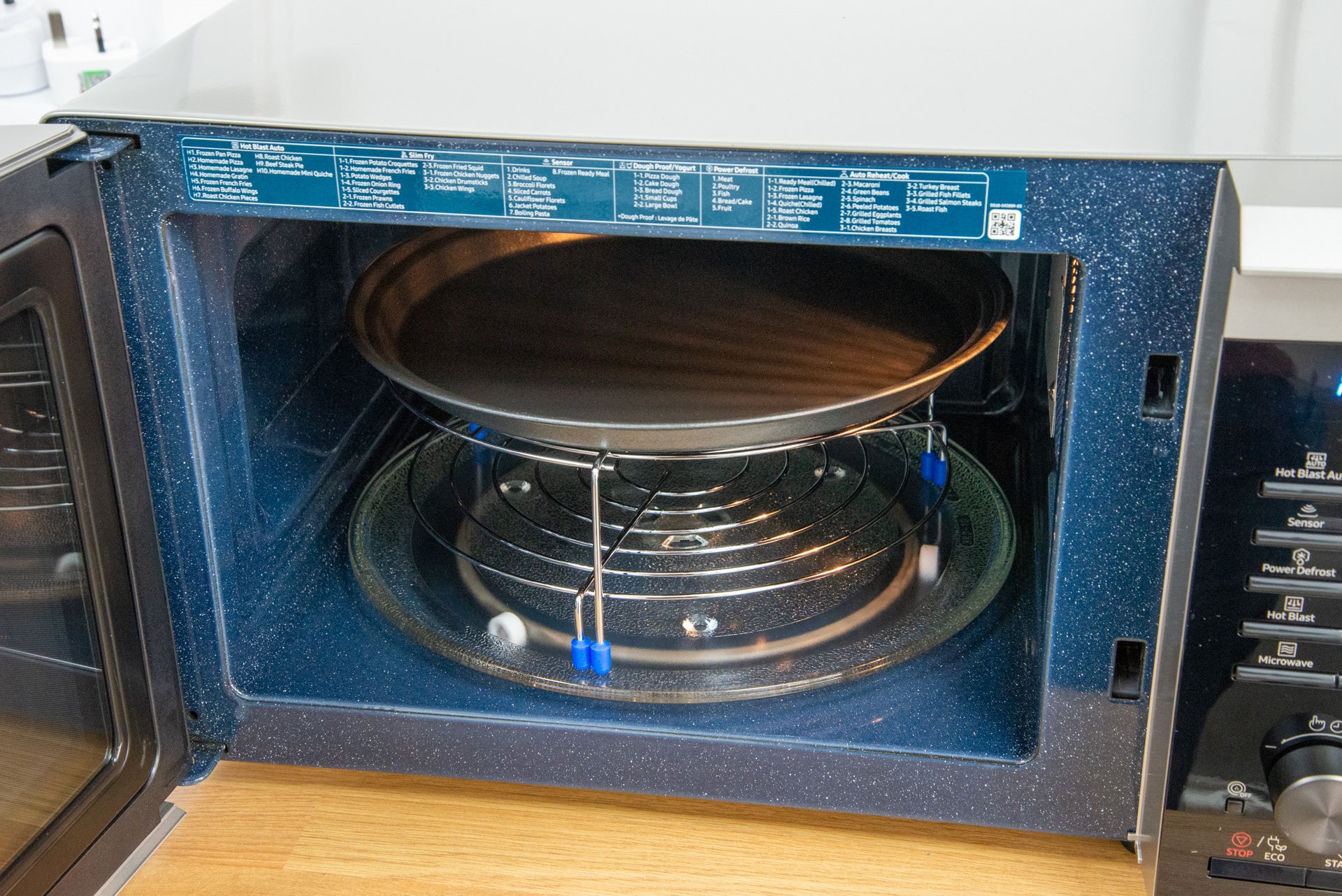 Horno de convección Samsung Easy View con soporte HotBlast Technology MC28M6075CS