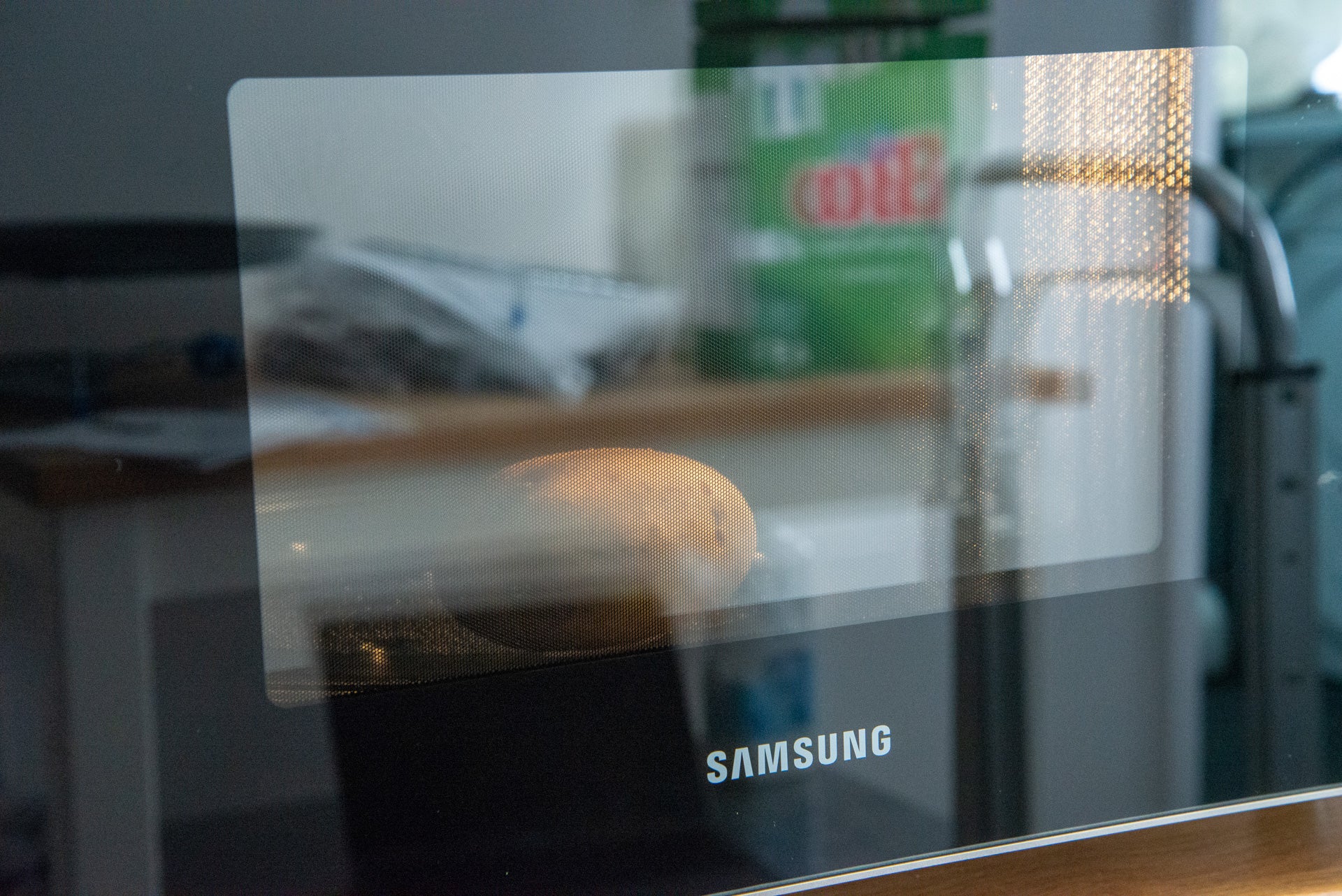 Horno de convección Samsung Easy View con tecnología HotBlast MC28M6075CS puerta del horno