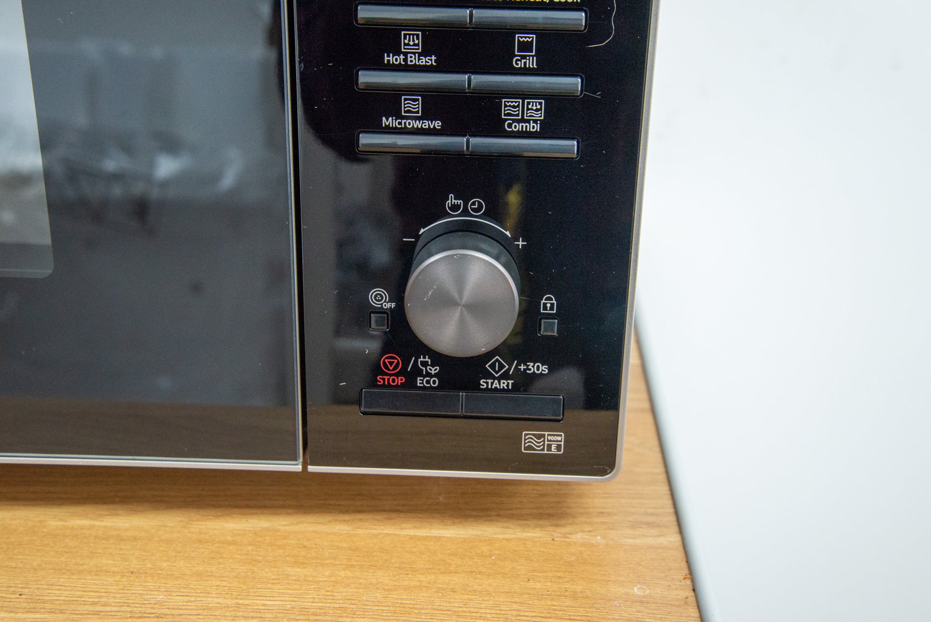 Horno de convección Samsung Easy View con tecnología HotBlast MC28M6075CS marca