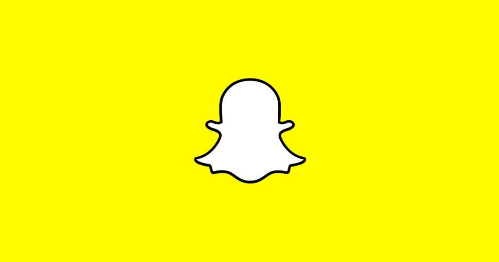 El logo de Snapchat sobre un fondo amarillo.