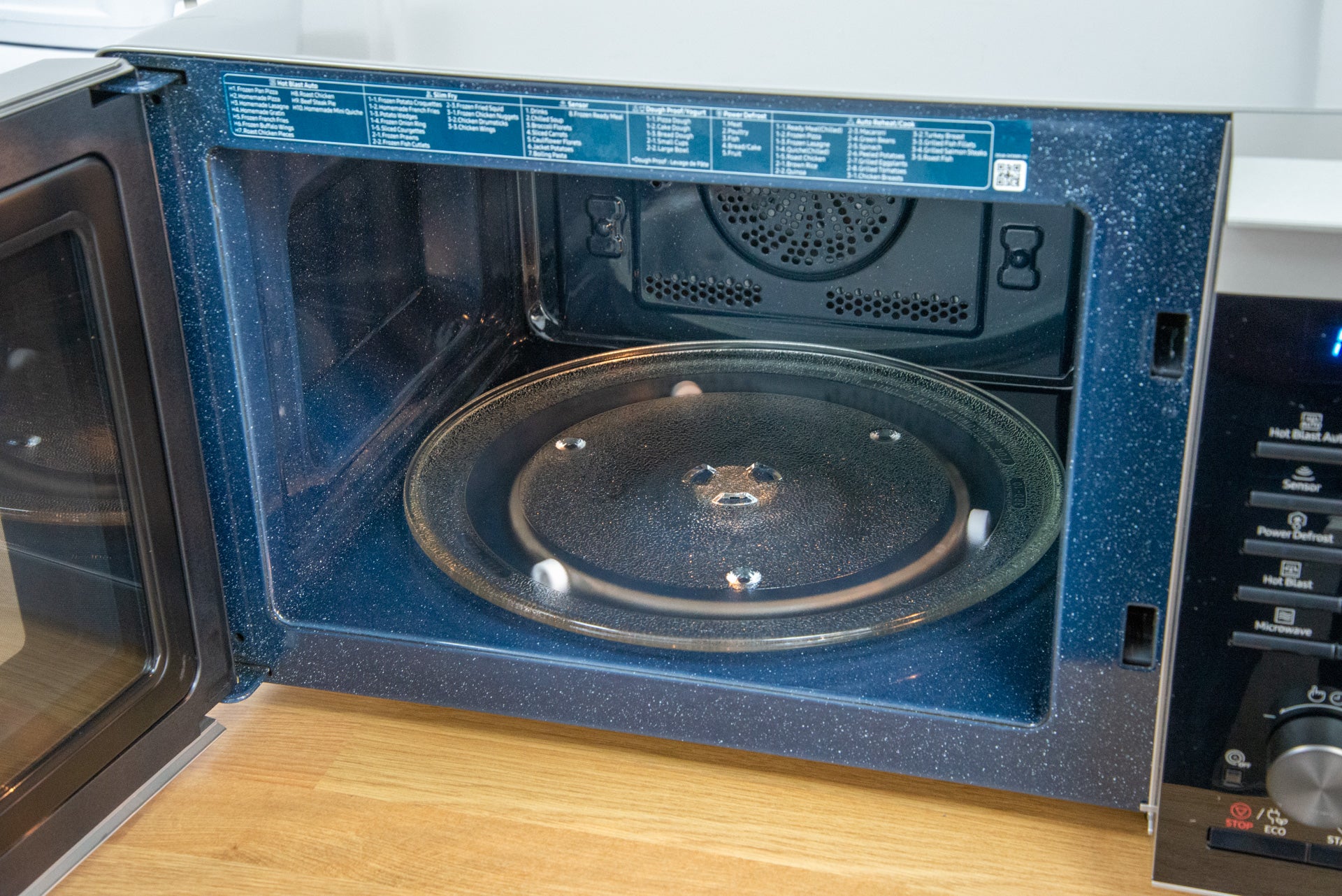Horno de convección Samsung Easy View con tecnología HotBlast MC28M6075CS en el interior