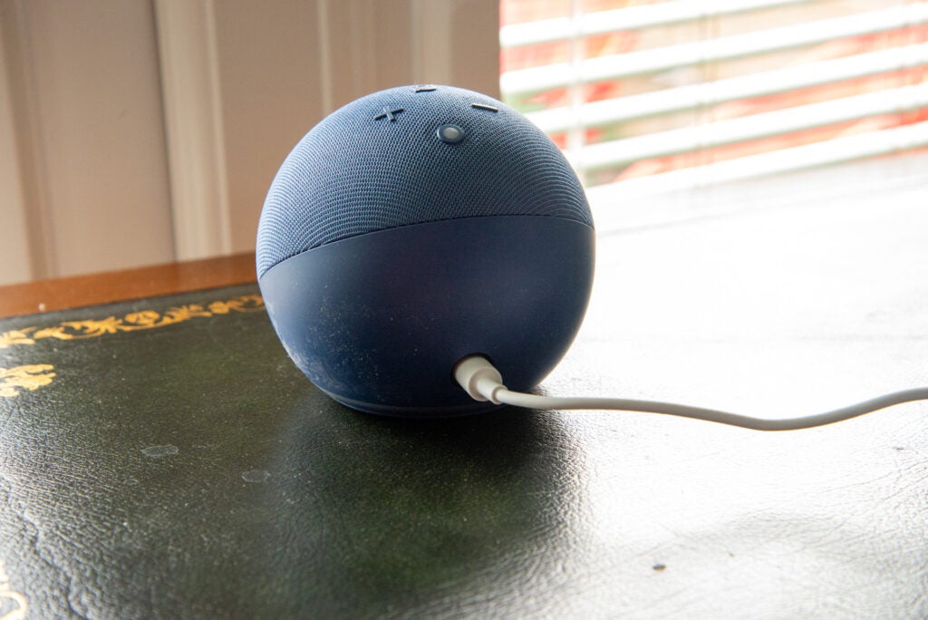 Parte trasera de Amazon Echo Dot (quinta generación)