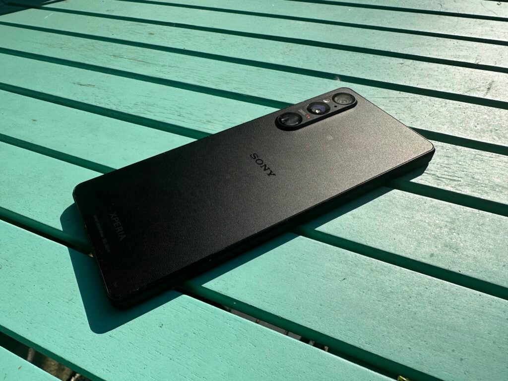 Sony Xperia 1 V en un banco