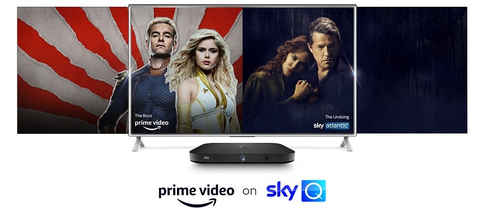 Un televisor y un Sky Q de pie sobre un fondo blanco con Prime Video en Sky Q escrito debajo