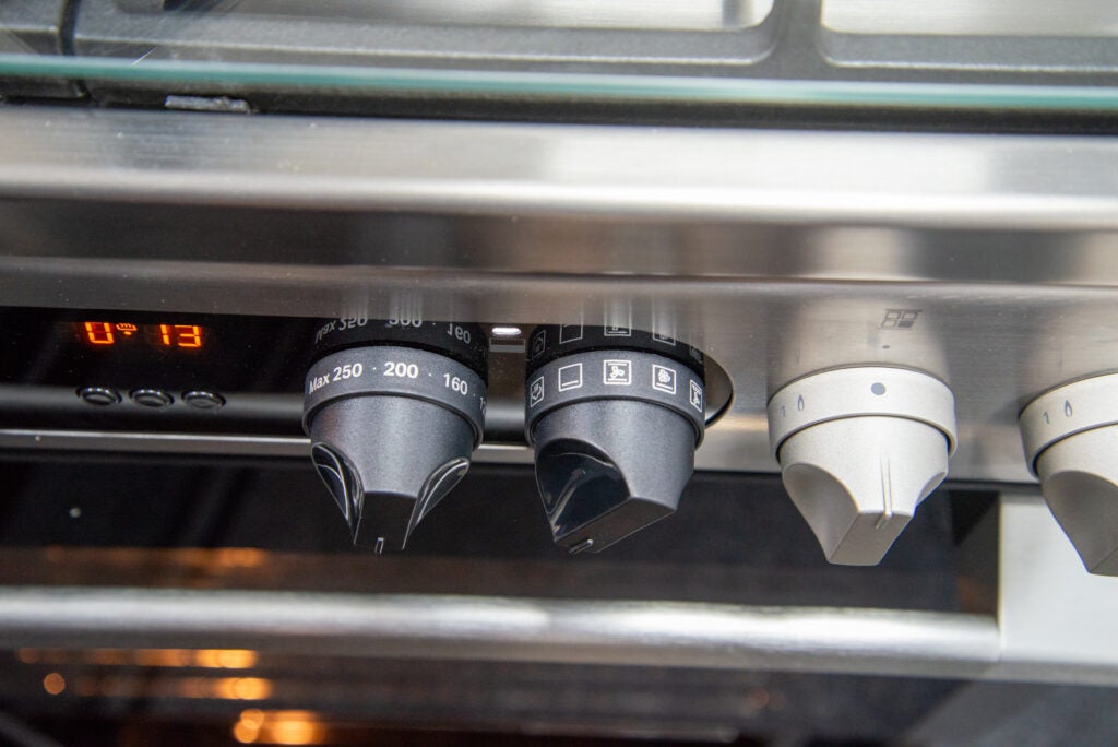 Controles de temperatura del horno Hotpoint HDM67G8C2CX