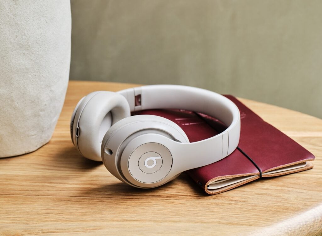 Beats Studio Pro Estilo de vida Piedra arenisca