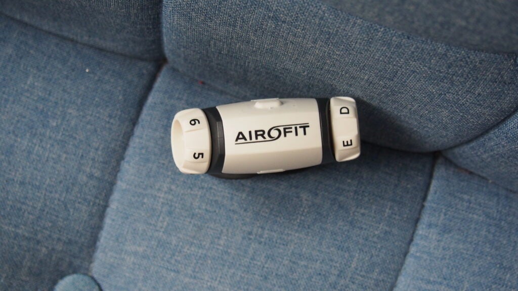 El Airofit Pro 2.0 alojado dentro de su estuche de viaje