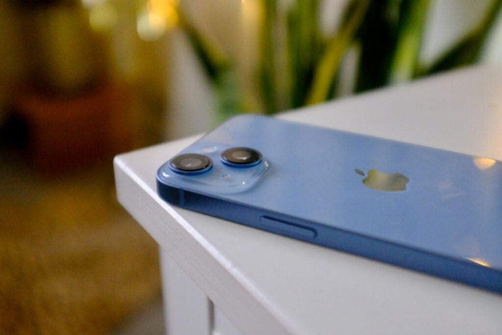 Dos cámaras en la parte trasera del iPhone 14