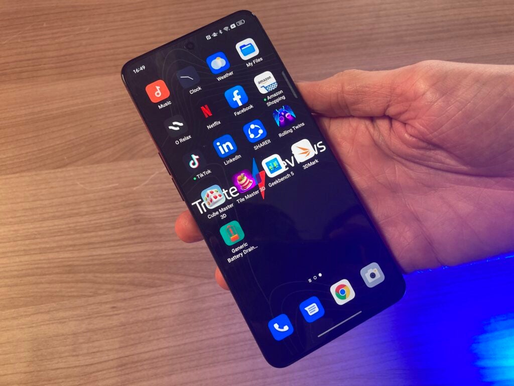 Oppo Reno 8 Pro en la mano