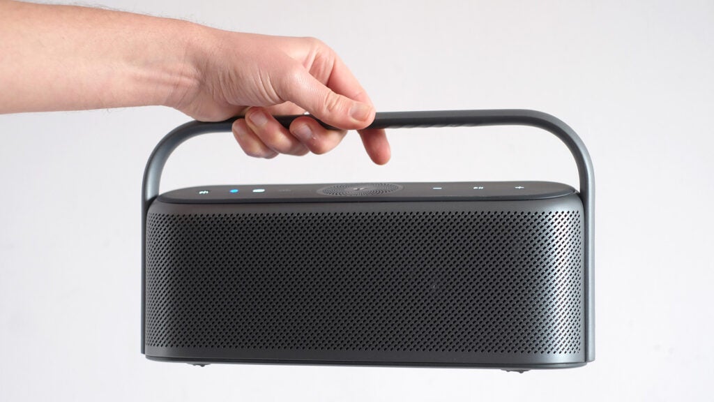 Anker Soundcore X600 en la mano