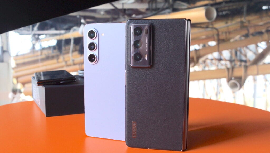 Honor Magic V2 y Samsung Galaxy Z Fold 5 semiplegados sobre una mesa