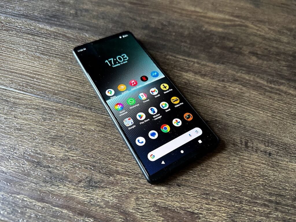 Sony Xperia 1 V sobre una mesa