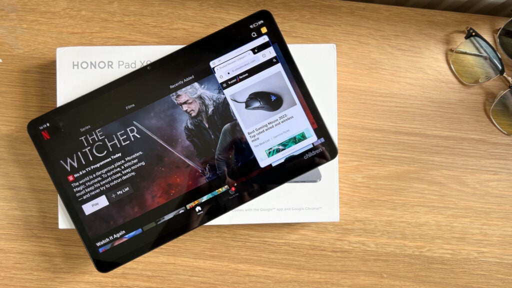 Honor Pad X9 sobre una mesa con Netflix en pantalla