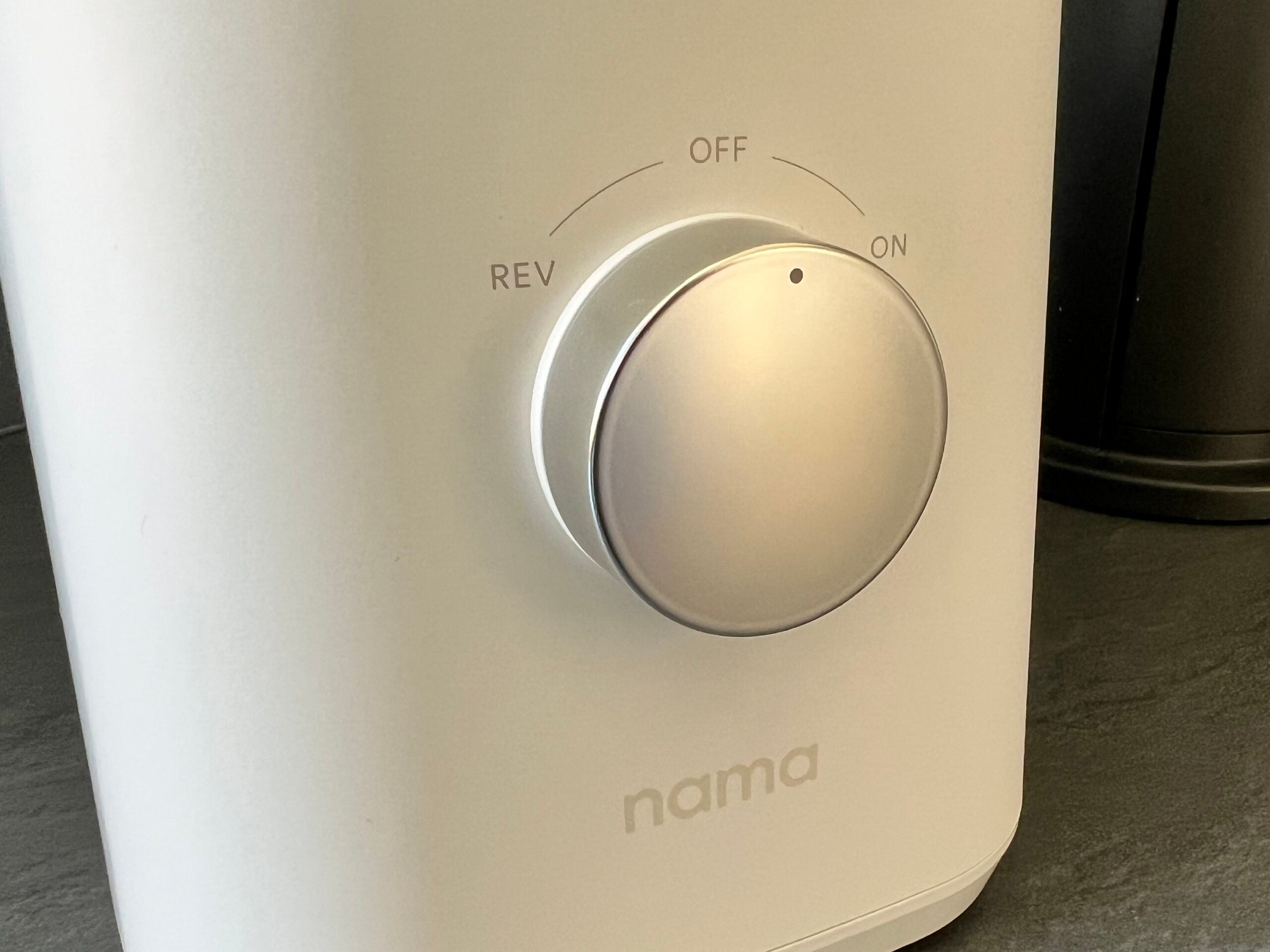 Exprimidor de prensado en frío Nama J2 2