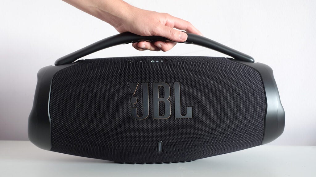 JBL Boombox 3 con mano