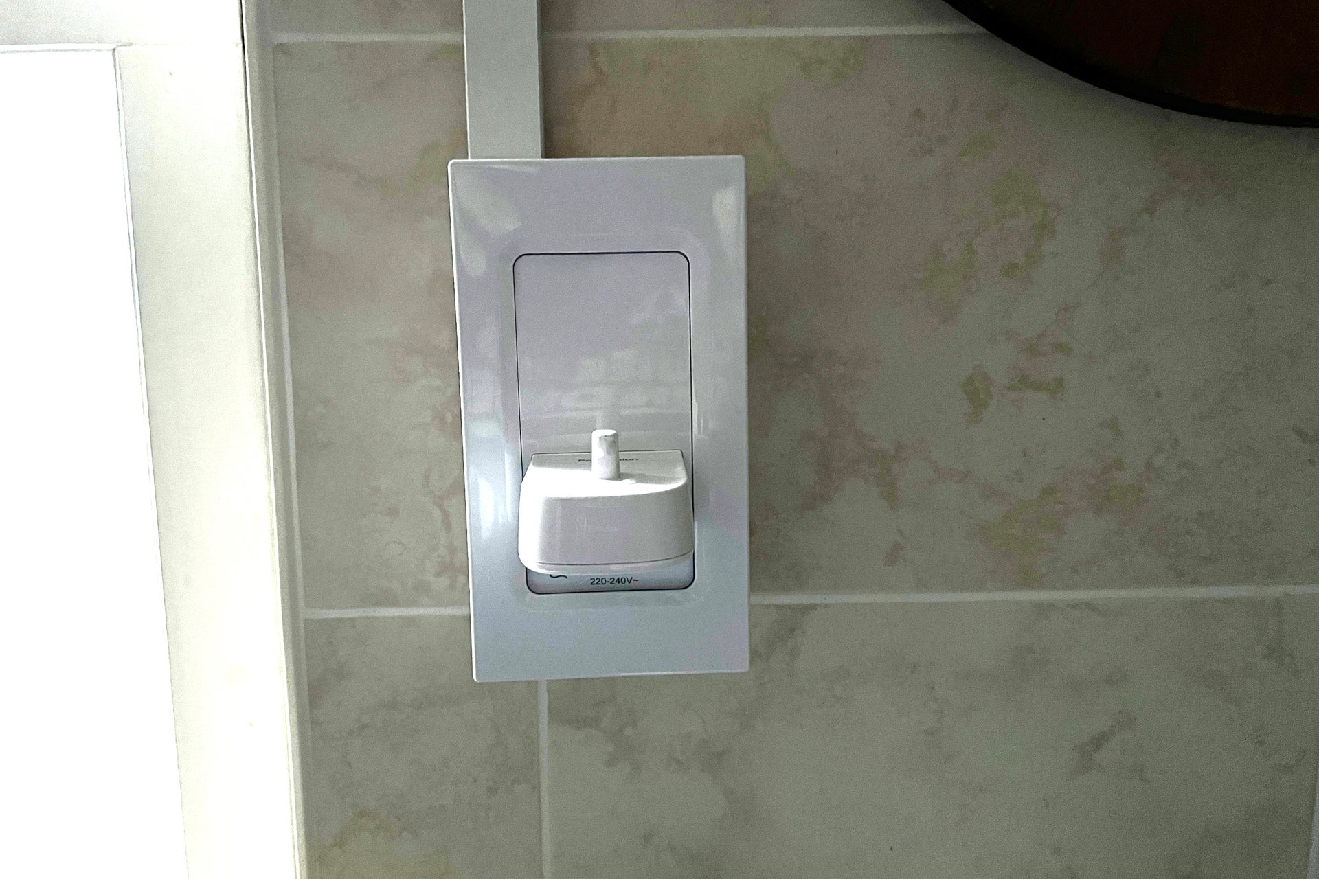 Cargador de cepillo de dientes de pared ProofVision instalado