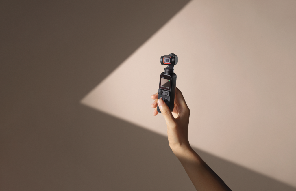 Una cámara DJI Pocket 2 gris en la mano