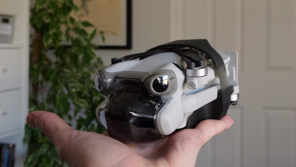dji mini 4 pro en la mano