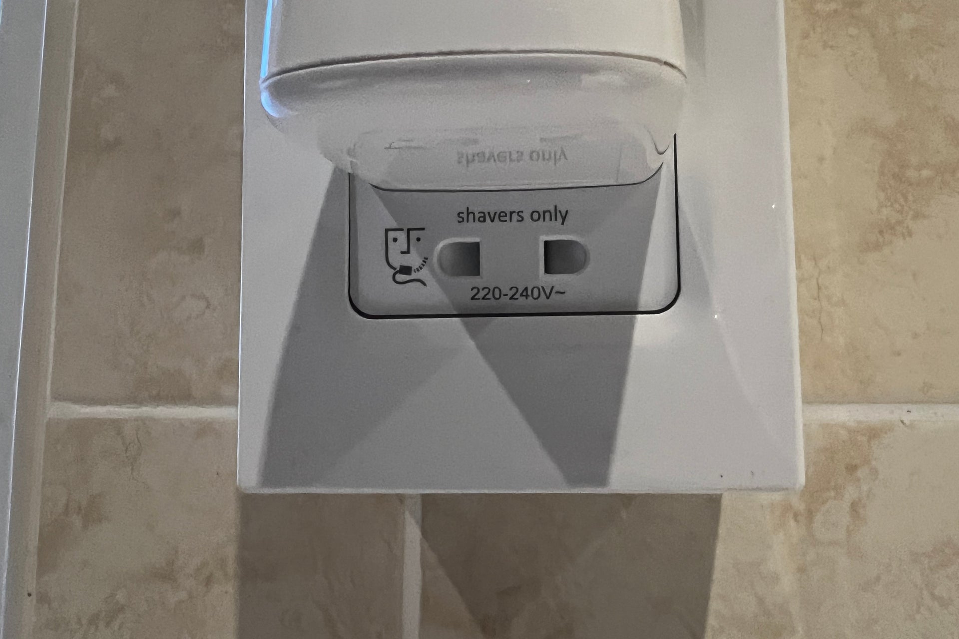 Toma de afeitadora con cargador de cepillo de dientes de pared ProofVision