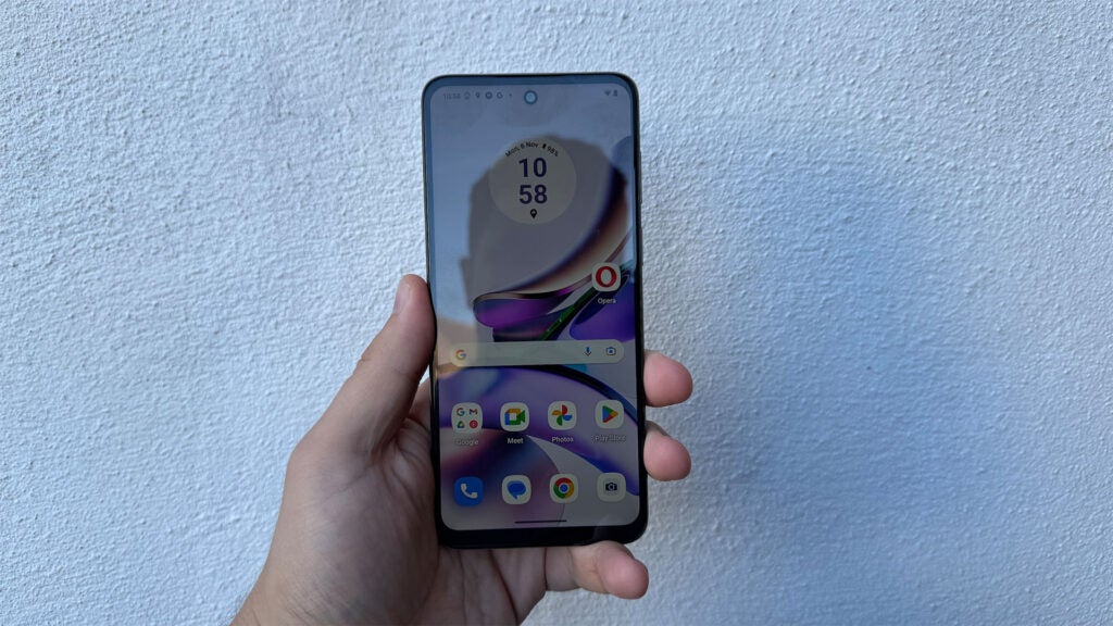 Moto G13 en mano mostrando la pantalla