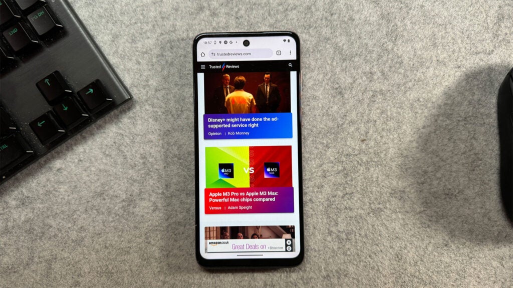 Primer plano de la pantalla del Moto G13