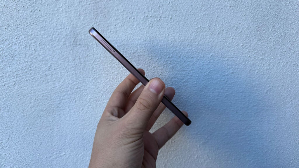 Moto G13 en mano - de lado