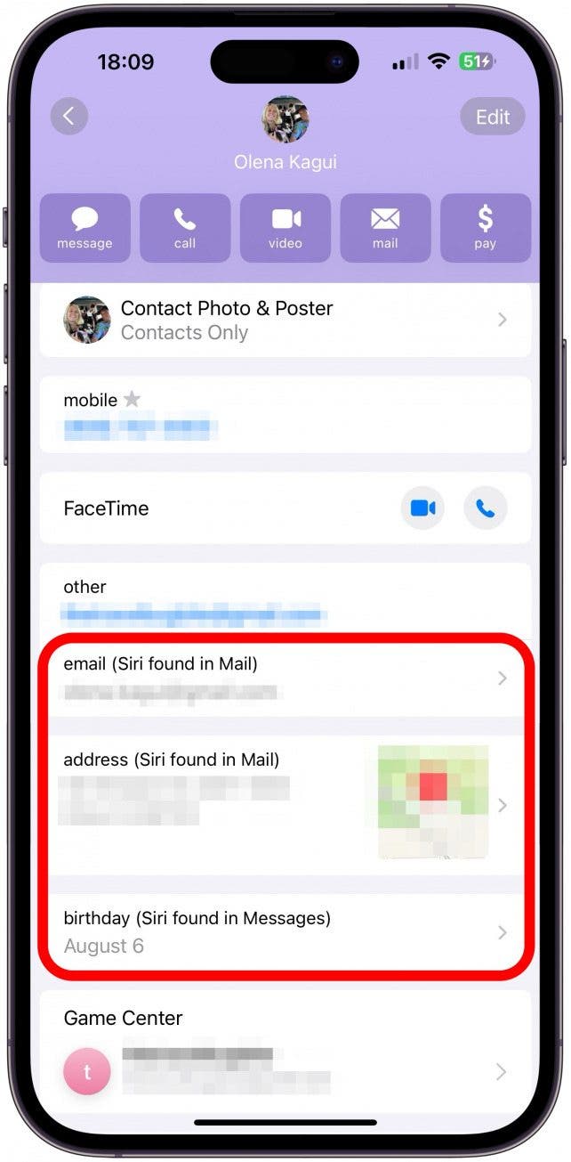 Es posible que veas sugerencias de Siri en color gris.