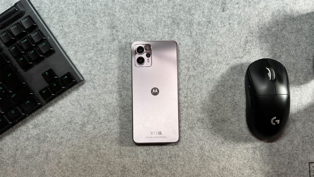 Motorola Moto G13 sobre una mesa
