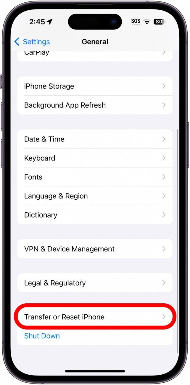 configuración general del iPhone con transferencia o reinicio del iPhone con un círculo rojo