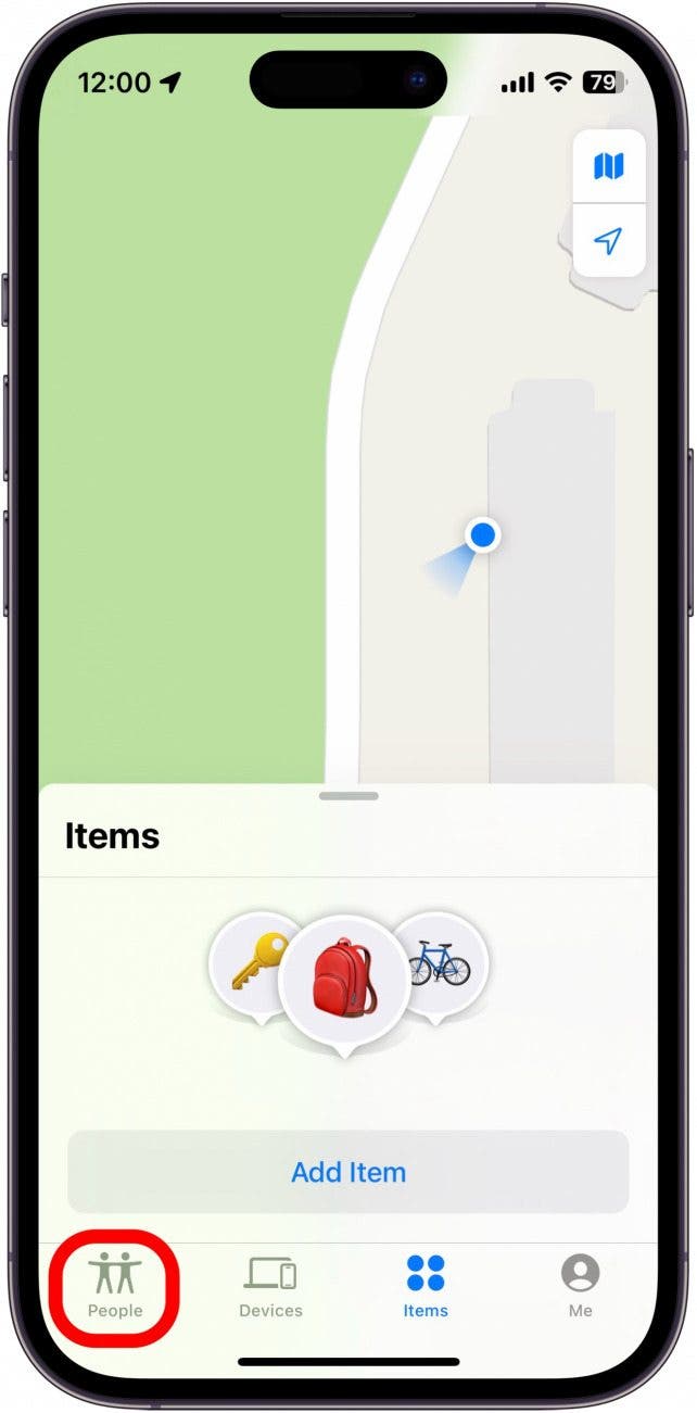 iPhone encuentra mi aplicación con la pestaña de personas rodeada de un círculo rojo