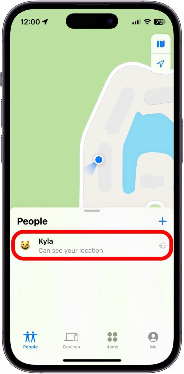 pestaña Buscar a mi gente en el iPhone con el contacto en un círculo rojo
