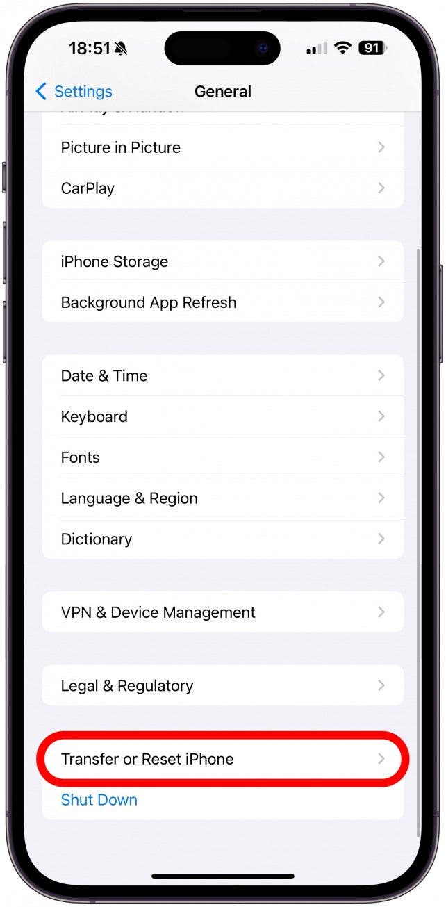 Desplácese hasta el final y seleccione Transferir o Restablecer iPhone.