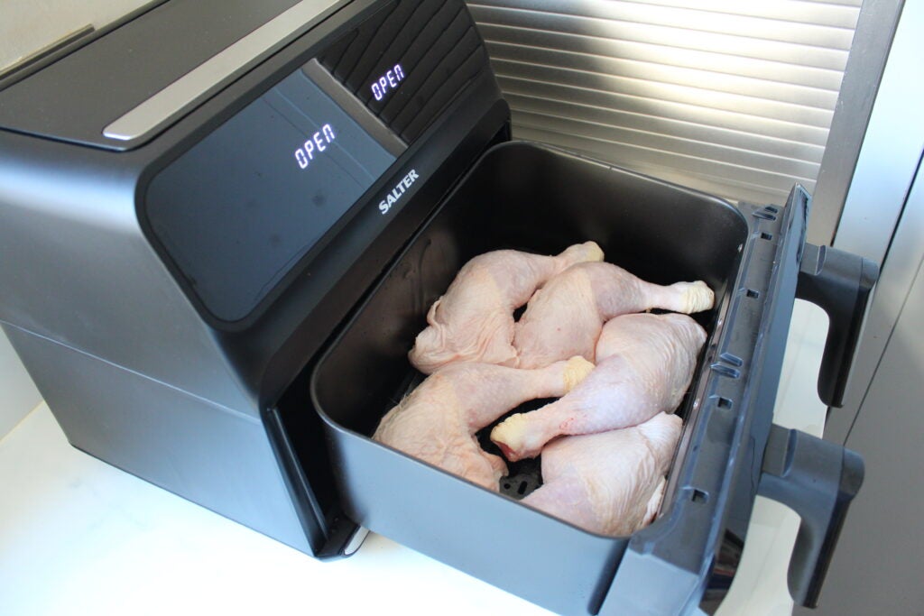 Muslos de pollo Salter Fuzion Dual Air Fryer en cajón
