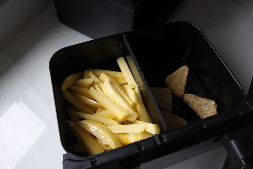 Salter Fuzion Dual Air Fryer patatas fritas y croquetas de patata antes de cocinar