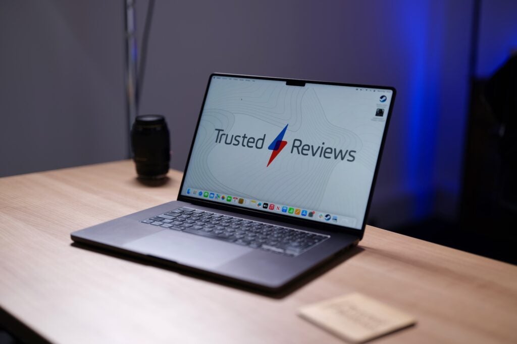 MacBook Pro 2023 en ángulo