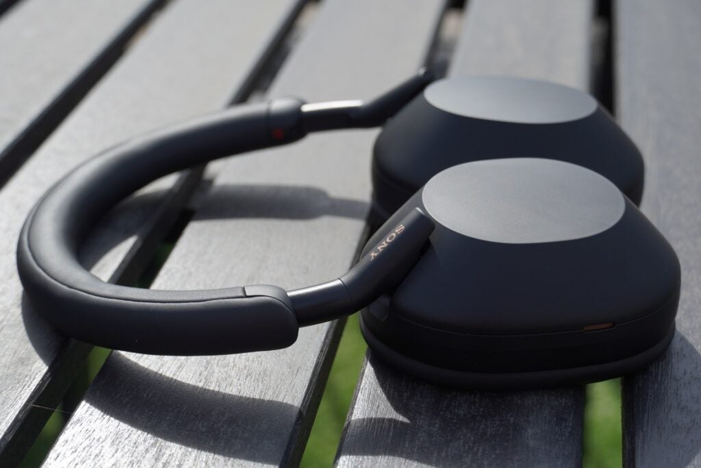 Sony WH-1000XM5 tumbado