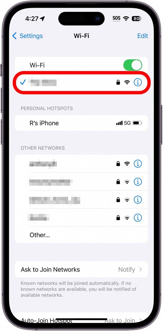 Configuración de Wi-Fi del iPhone con un cuadro rojo alrededor de la red Wi-Fi conectada.