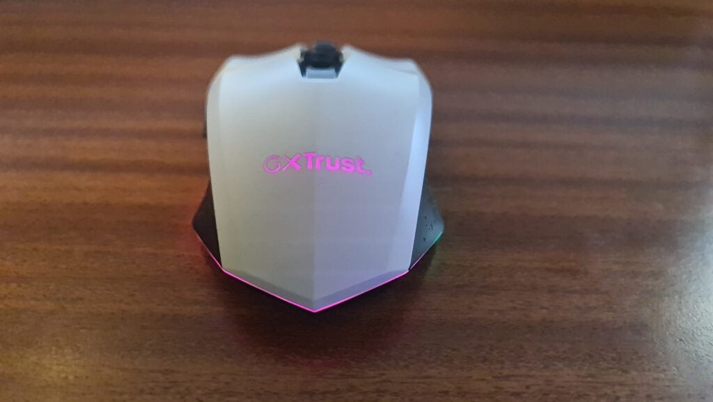 Parte trasera del Trust GXT 110 Felox con logotipo de confianza y faldón iluminado en fucsia.