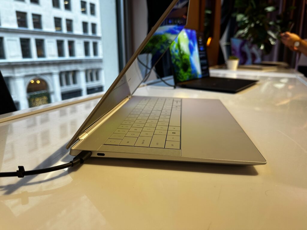 Vista lateral de Dell XPS 14 (2024)