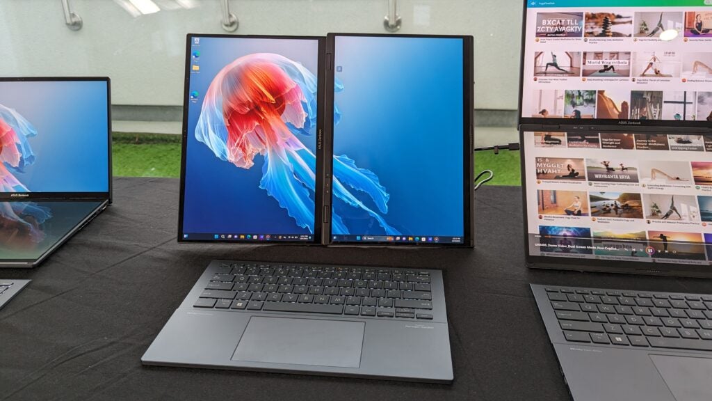 Asus ZenBook Duo (2024) en posición vertical