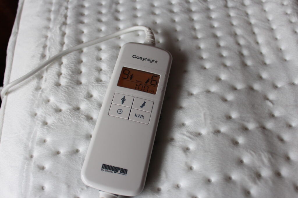 Monogram by Beurer Konnect Smart Blanket que ajusta la temperatura del cuerpo y de los pies