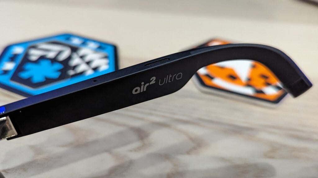 Brazo Xreal Air 2 Ultra con nombre impreso
