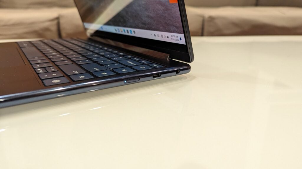 Puertos Lenovo Yoga 9i 2 en 1 (2024)