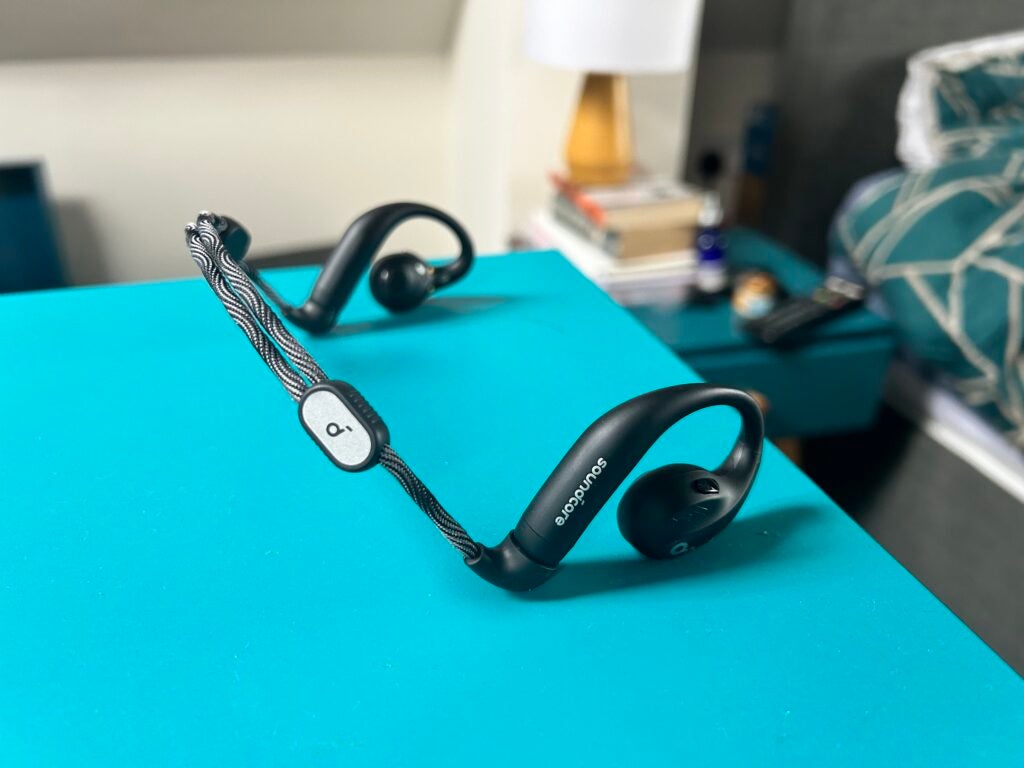 Banda para el cuello Soundcore AeroFit Pro sobre mesa