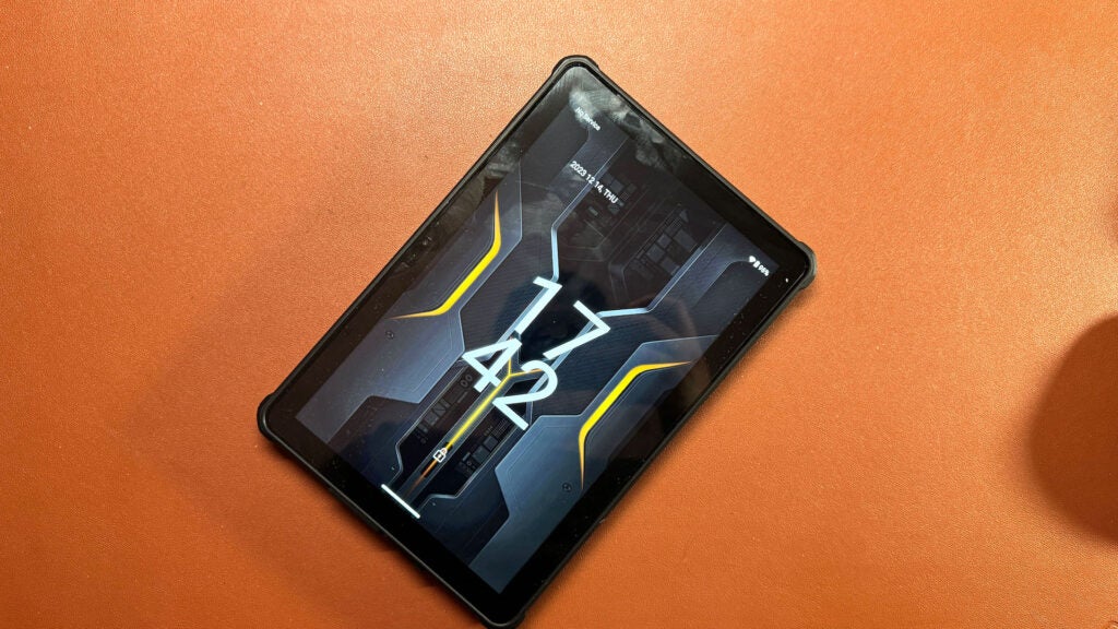 Oukitel RT7 Titan 5G sobre una mesa