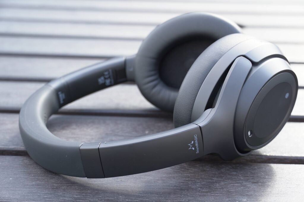 SoundMagic P60BT sobre la mesa
