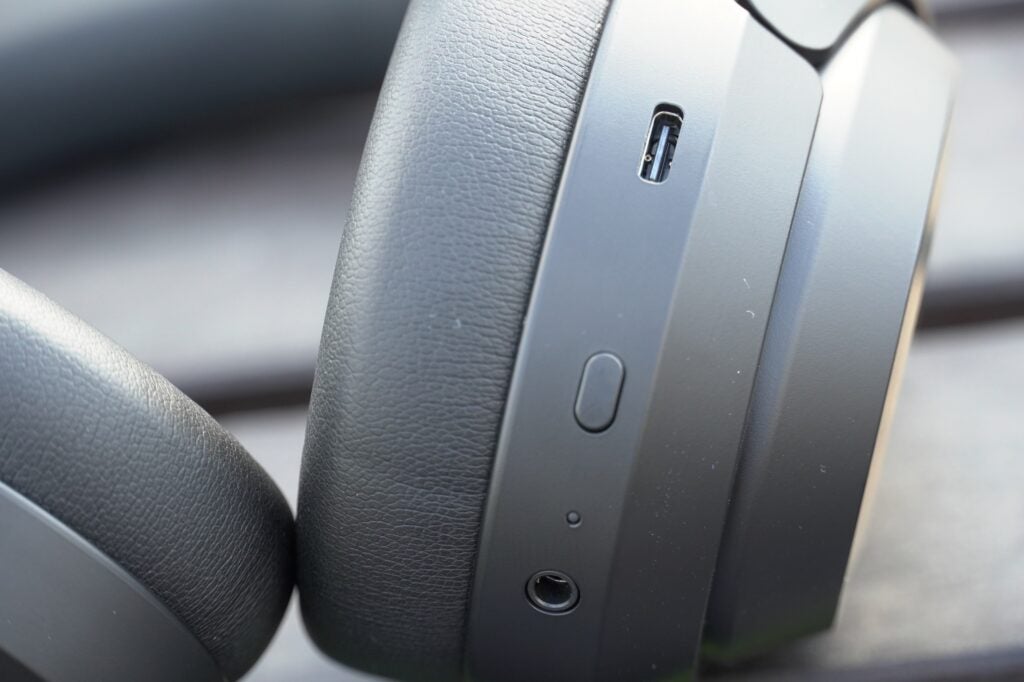 Botones SoundMagic P60BT