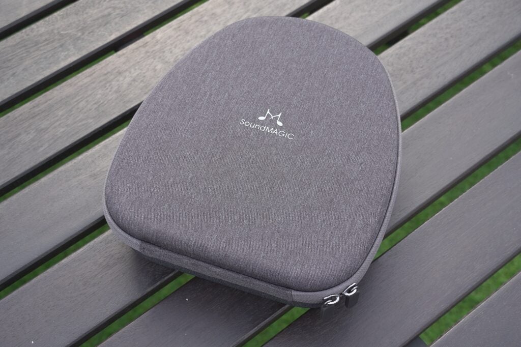 Estuche de transporte SoundMagic P60BT